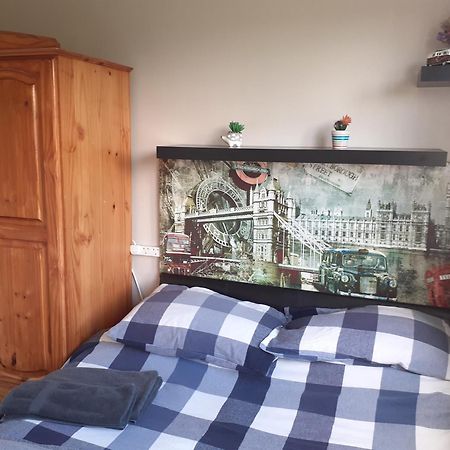 Home From Home Single Or Double Room Netflix Or Virgin Tv Wifi & Free Parking Poole Kültér fotó